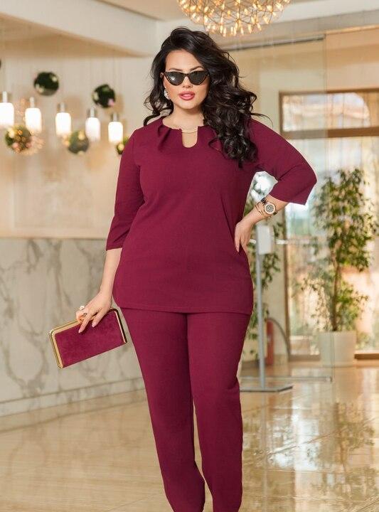 Костюм женский из креп-дайвинга с классическими брюками и блузой с фигурным вырезом весенний летний