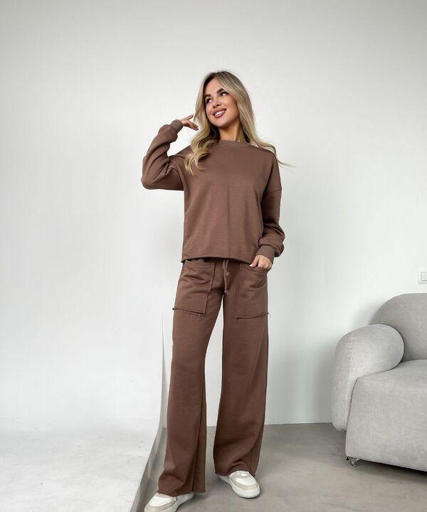 Костюм женский из футера: свободный свитшот и брюки-трубы с накладными карманами весенний летний