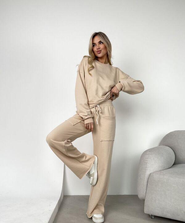 Костюм женский из футера: кроп-свитшот и брюки-трубы с накладными карманами весенний летний
