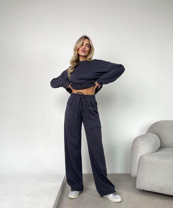 Костюм женский из футера: кроп-свитшот и брюки-трубы с накладными карманами весенний летний