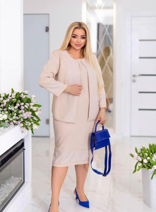 Костюм женский деловой из костюмной ткани с декором камнями платье полуприлегающее и жакет весенне-летний