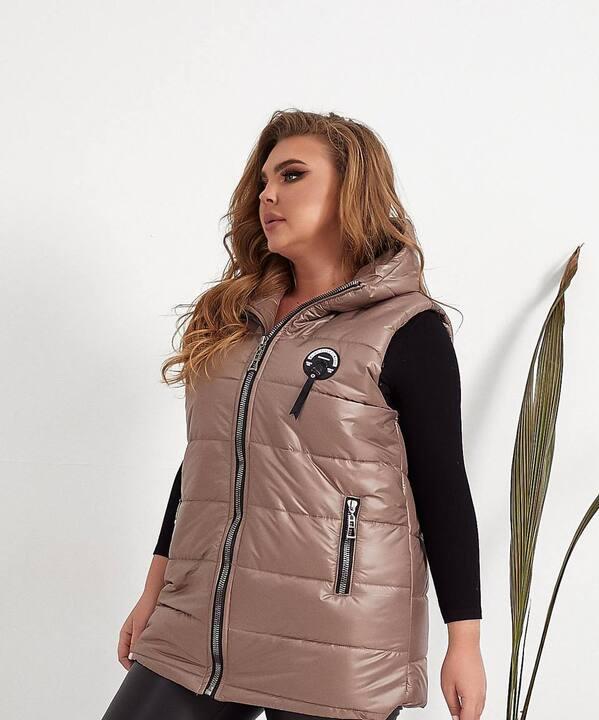 Жилетка женская из плащевки лаке на синтепоне с капюшоном и застежкой-молнией весенне-летняя