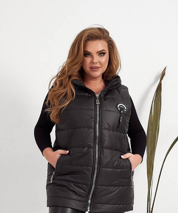 Жилетка женская из плащевки лаке на синтепоне с капюшоном и застежкой-молнией весенне-летняя