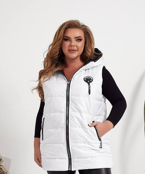 Жилетка женская из плащевки лаке на синтепоне с капюшоном и застежкой-молнией весенне-летняя