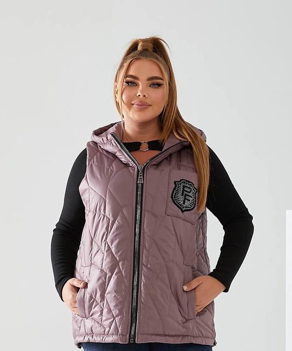 Жилет женский плащевка лаке стеганый с капюшоном и декоративной нашивкой весенний