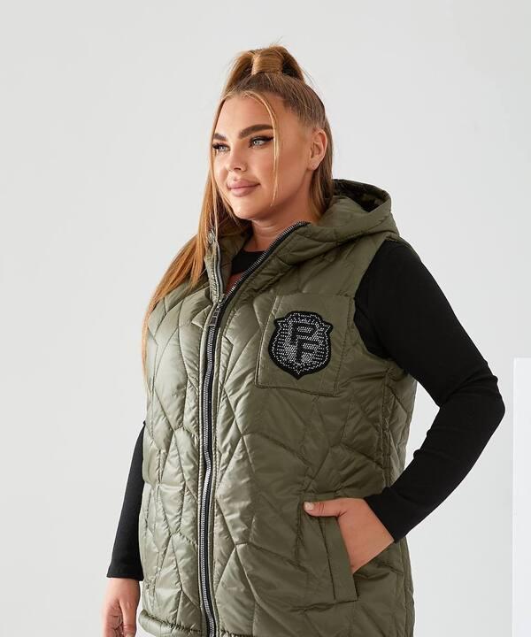 Жилет женский плащевка лаке стеганый с капюшоном и декоративной нашивкой весенний