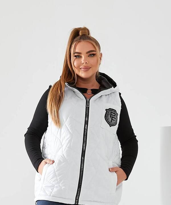 Жилет женский плащевка лаке стеганый с капюшоном и декоративной нашивкой весенний