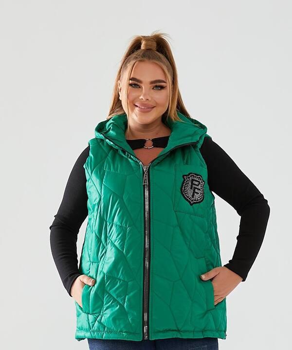 Жилет женский плащевка лаке стеганый с капюшоном и декоративной нашивкой весенний