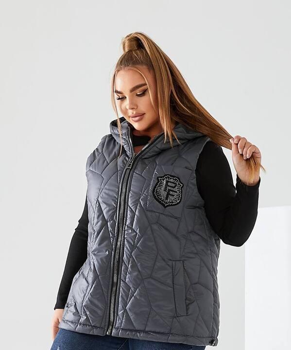 Жилет женский плащевка лаке стеганый с капюшоном и декоративной нашивкой весенний