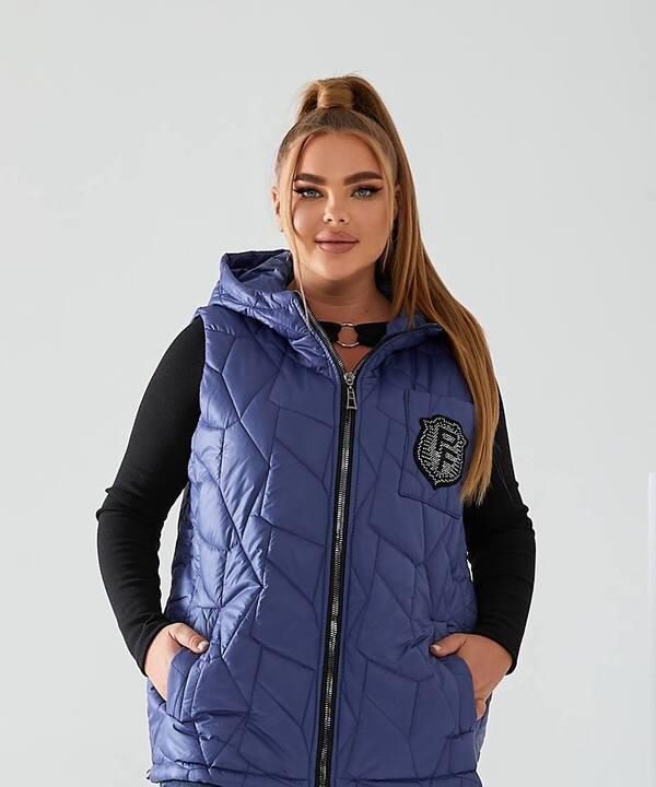 Жилет женский плащевка лаке стеганый с капюшоном и декоративной нашивкой весенний