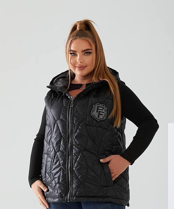 Жилет женский плащевка лаке стеганый с капюшоном и декоративной нашивкой весенний