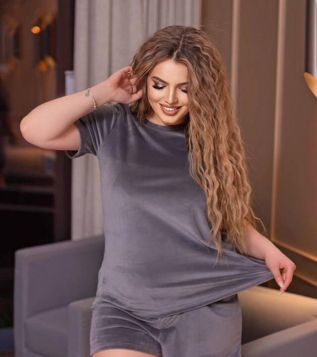 Пижама женская велюровая свободного кроя с футболкой и шортами летняя