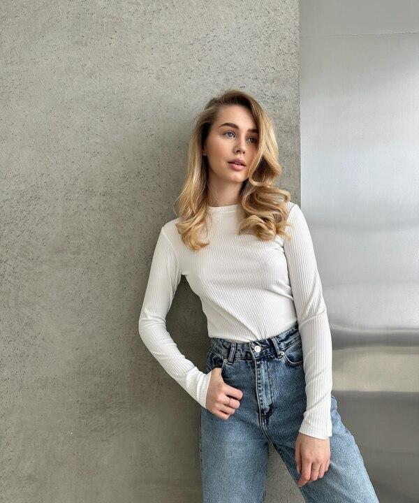 Лонгслив женский базовый молочный из турецкого рубчика с длинным рукавом осенний