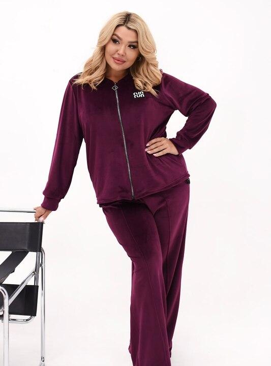 Костюм-двойка женский спортивный из велюра с кофтой на молнии и прямыми брюками осенний