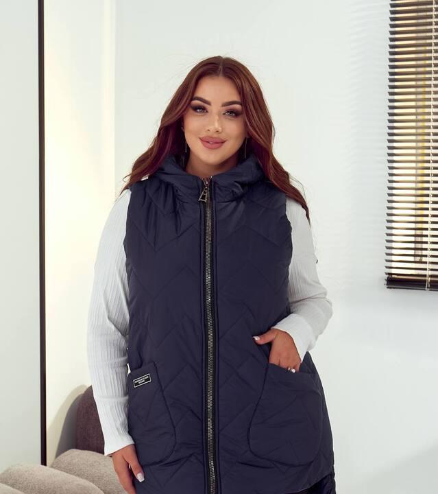 Жилетка женская удлинённая стеганая прямая с капюшоном тёмно-синяя из плащевки Лаке на синтепоне осенняя