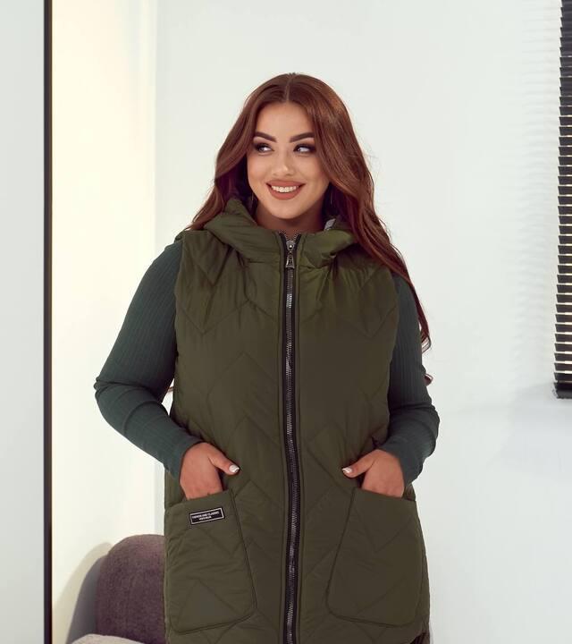 Жилетка женская удлинённая стеганая прямая с капюшоном хаки из плащевки Лаке на синтепоне осенняя