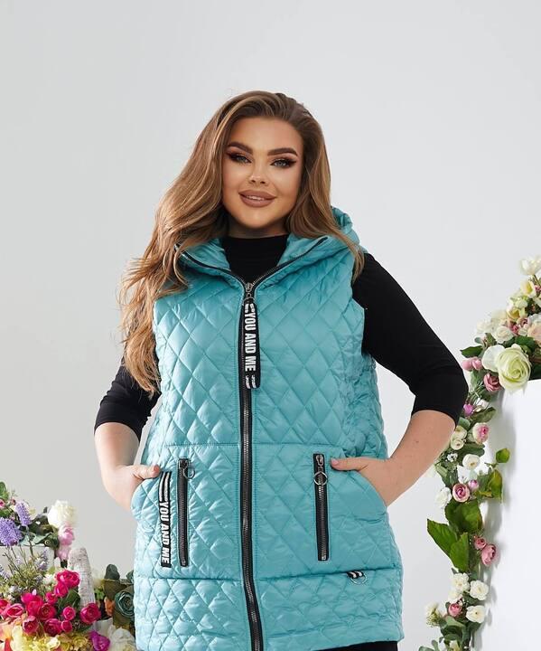 Жилетка женская удлинённая стеганая бирюзовая с капюшоном из плащевки Лаке на синтепоне осенняя