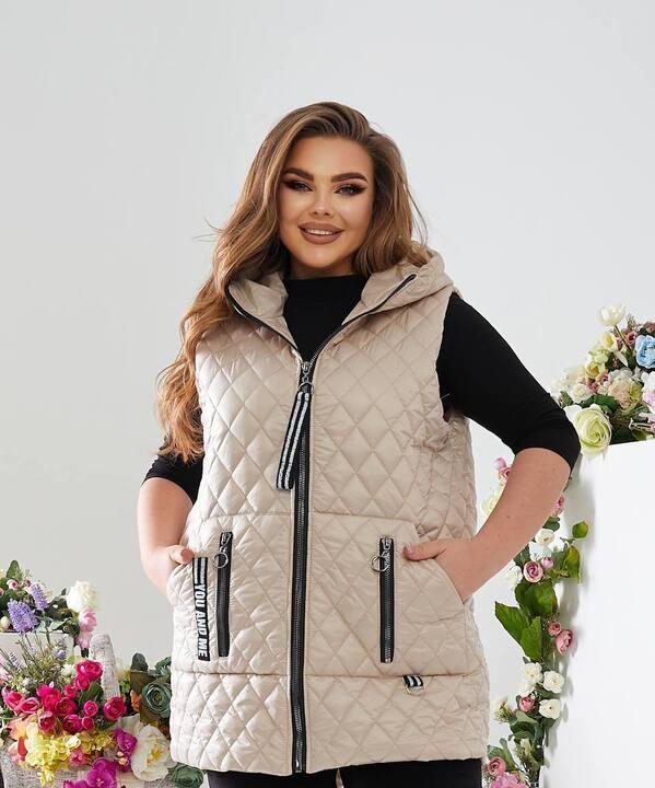 Жилетка женская удлинённая стеганая бежевая с капюшоном из плащевки Лаке на синтепоне осенняя