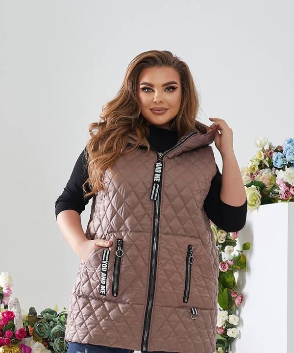 Жилетка женская удлинённая стеганая кофейная с капюшоном из плащевки Лаке на синтепоне осенняя
