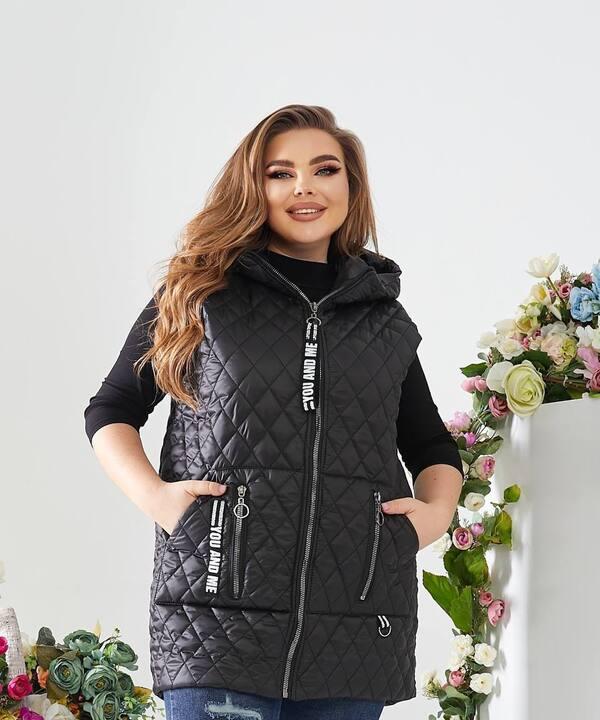 Жилетка женская удлинённая стеганая чёрная с капюшоном из плащевки Лаке на синтепоне осенняя