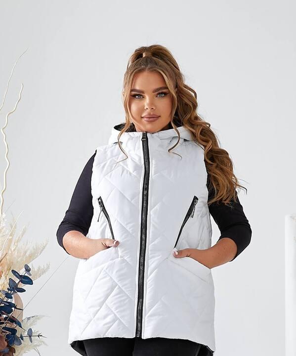 Жилетка женская удлиненная стеганая белая с капюшоном из плащевки Лаке на синтепоне осенняя