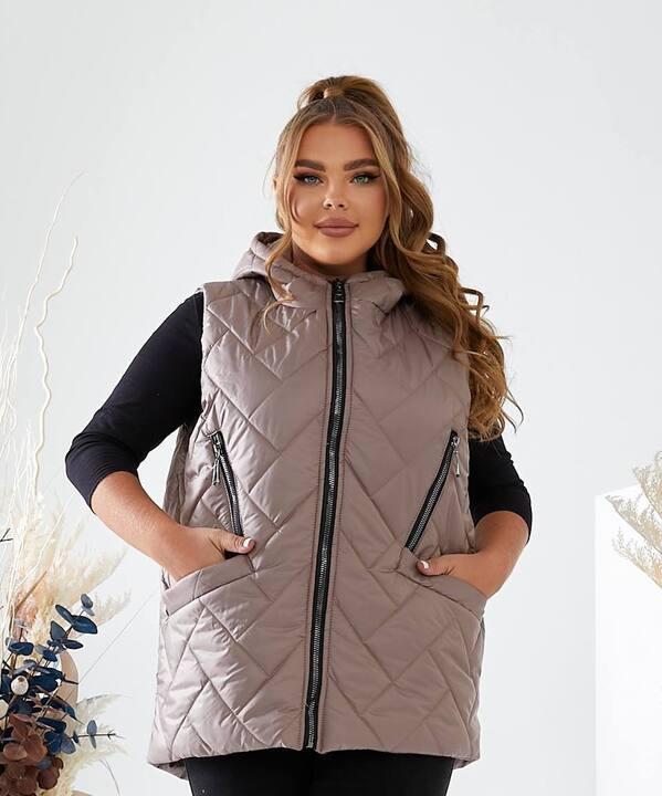 Жилетка женская стеганая удлиненная с капюшоном из плащевки Лаке на синтепоне бежевая осенняя
