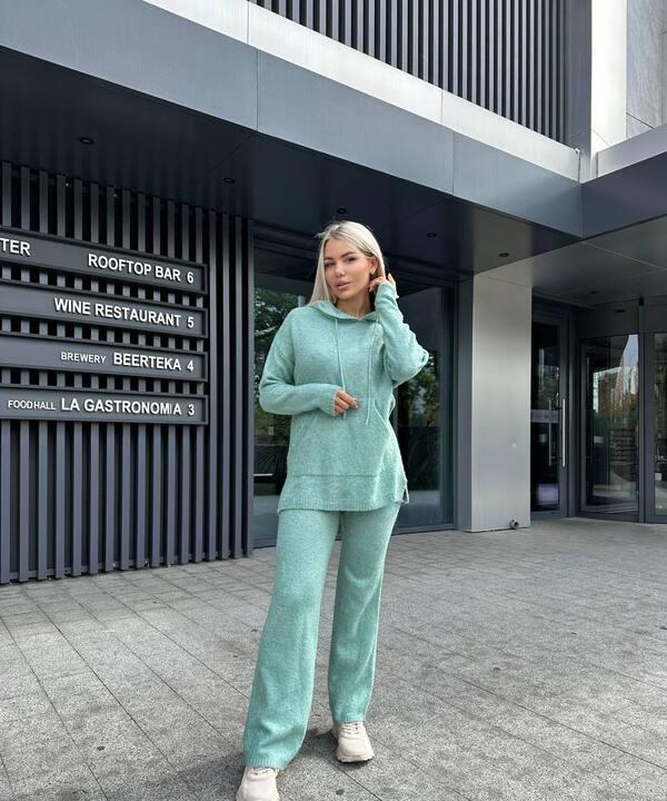 Костюм-двойка женский вязаный с капюшоном и прямыми брюками осенний