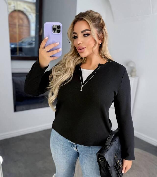 Лонгслив женский черный из рубчика с декольте-обманкой на молнии осенний