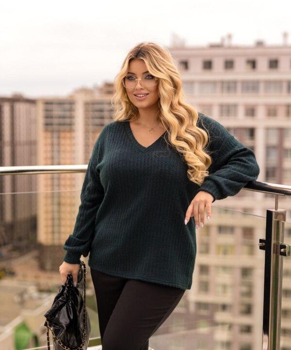 Джемпер женский тёмно-зелёный из трикотажа ангора с фактурной вязкой свободного кроя с V-образным вырезом осенний