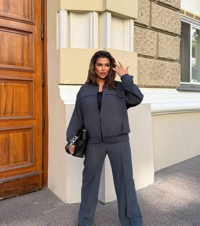 Костюм-двойка женский из микровельвета лиловый с кофтой оверсайз и прямыми брюками осенне-зимний