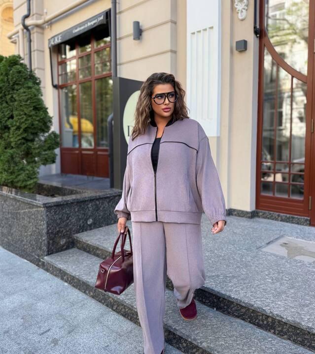 Костюм-двойка женский из микровельвета лиловый с кофтой оверсайз и прямыми брюками осенне-зимний