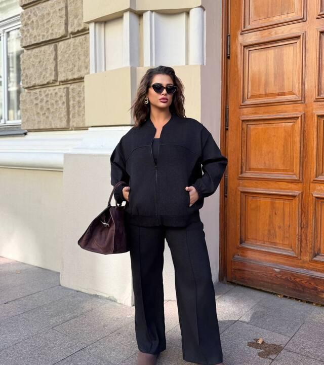 Костюм-двойка женский из микровельвета черный с кофтой на молнии и прямыми брюками осенне-зимний