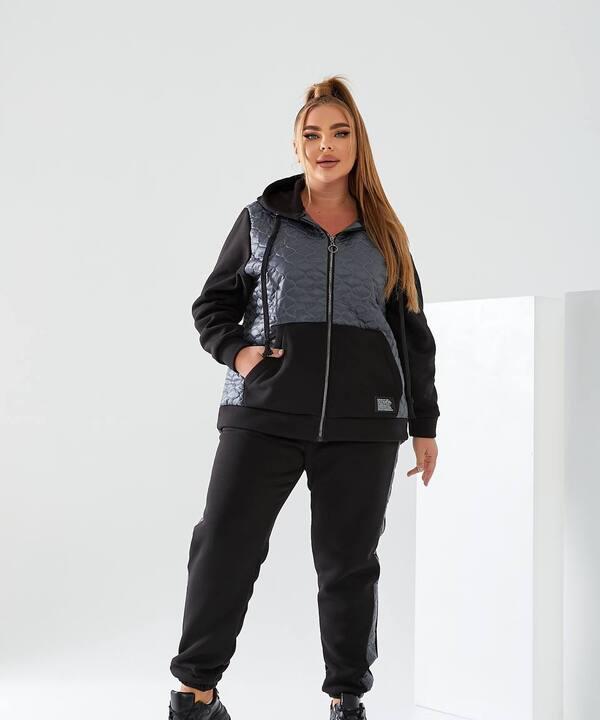 Спортивный костюм-двойка женский утепленный из трехнитки на флисе с серыми стегаными вставками и капюшоном осенне-зимний