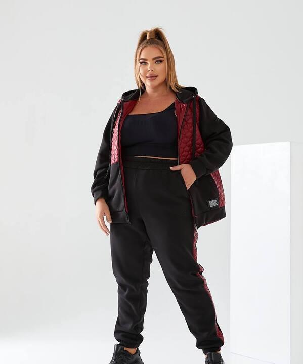 Спортивный костюм-двойка женский утепленный из трехнитки на флисе с бордовыми стегаными вставками и капюшоном осенне-зимний