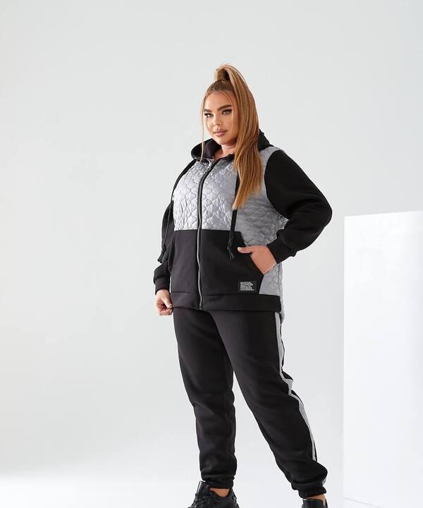 Спортивный костюм-двойка женский утепленный из трехнитки на флисе с серыми стегаными вставками и капюшоном осенне-зимний