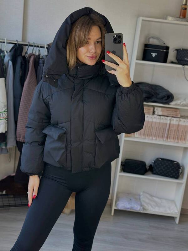Куртка женская зимняя из плащевки на холлофайбере с капюшоном и объемным воротником