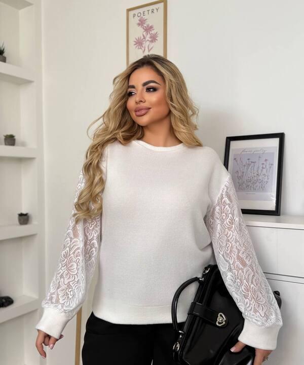 Свитер женский осенне-зимний ангора с кружевными рукавами и мягкой фактурой белый