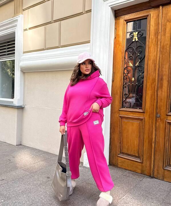 Костюм спортивный женский из трехнитки утеплённый с худи и брюками свободного кроя осенне-зимний