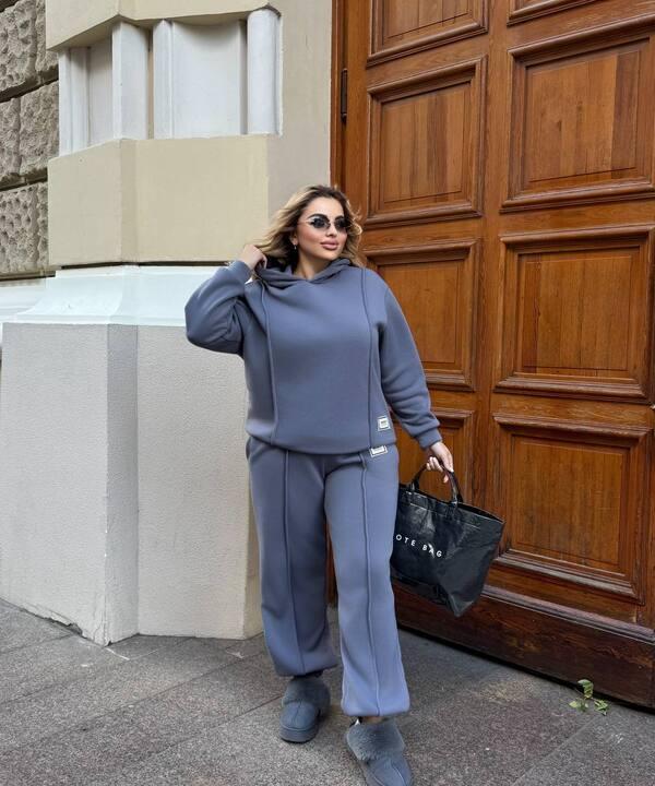Костюм спортивный женский из трехнитки утеплённый с худи и брюками свободного кроя осенне-зимний