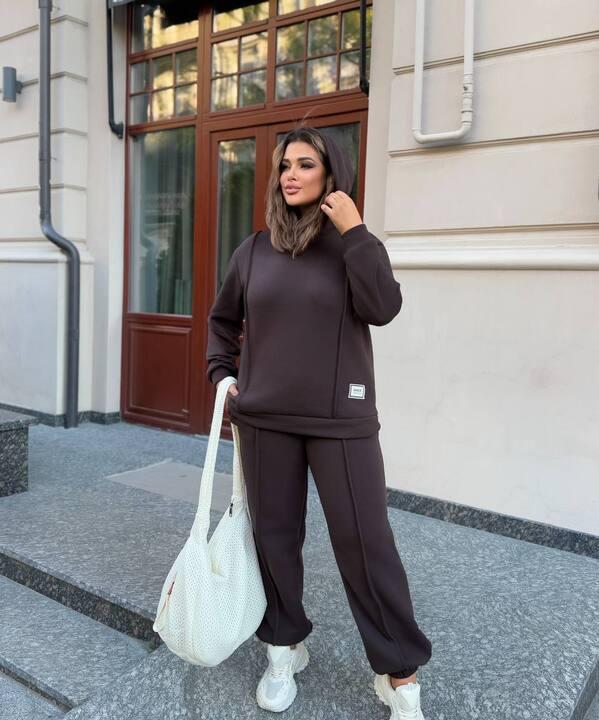 Костюм спортивный женский из трехнитки утеплённый с худи и брюками свободного кроя осенне-зимний