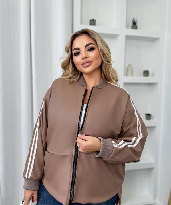 Куртка женская из эко-кожи на подкладке с контрастными полосками и манжетами осенне-зимняя