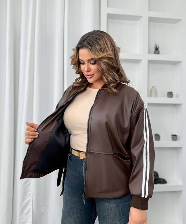 Куртка женская из эко-кожи на подкладке с полосками на рукавах и застёжкой-молнией осенне-зимняя