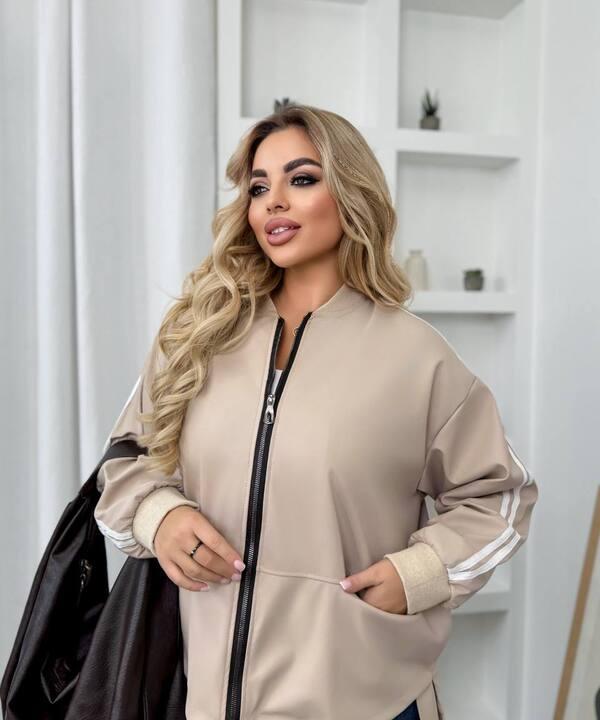 Куртка женская из эко-кожи на подкладке с контрастной молнией и полосками на рукавах осенне-зимняя