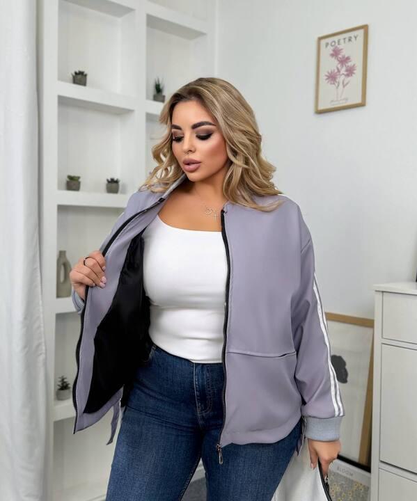 Куртка женская из эко-кожи на подкладке с контрастными полосками и застёжкой-молнией осенне-зимняя