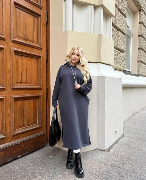 Платье-худи женское удлинённое из трёхнитки на флисе с капюшоном и боковыми разрезами осенне-зимнее