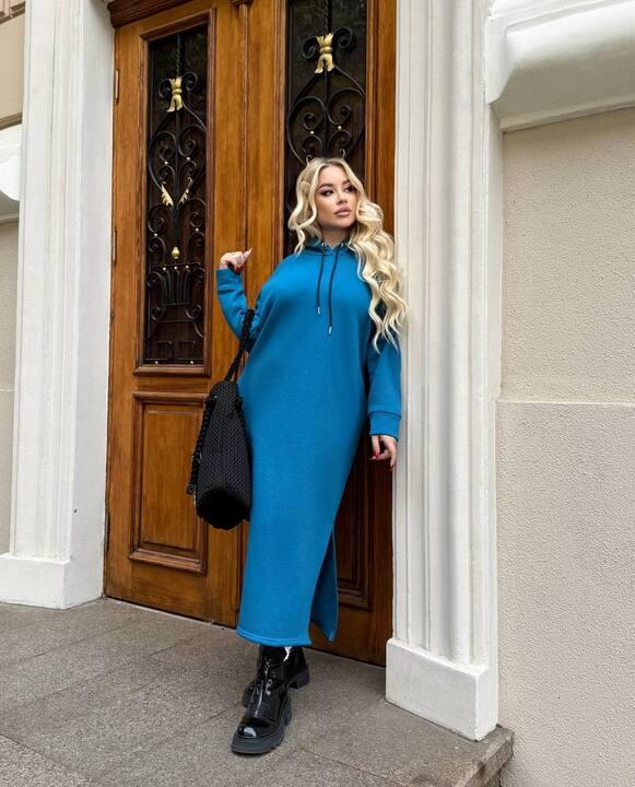 Платье-худи женское удлинённое из трёхнитки на флисе с капюшоном и боковыми разрезами осенне-зимнее