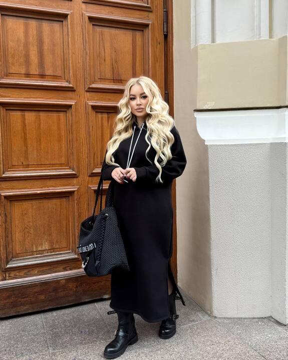 Платье-худи женское удлинённое из трёхнитки на флисе с капюшоном и боковыми разрезами осенне-зимнее