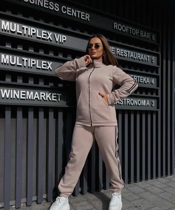 Спортивный костюм-двойка женский утеплённый из трёхнитки на флисе с лампасами и капюшоном зимний