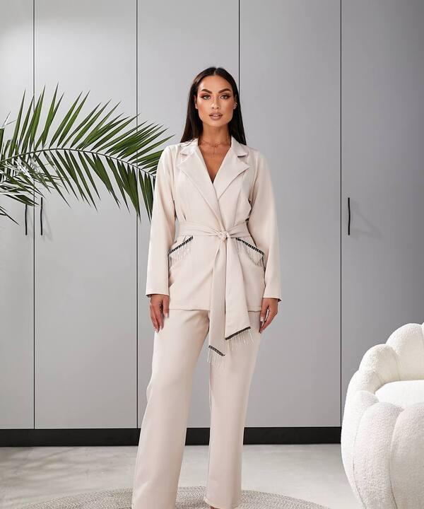 Костюм-двойка женский костюмный с жакетом-кимоно и прямыми брюками бежевый осенний