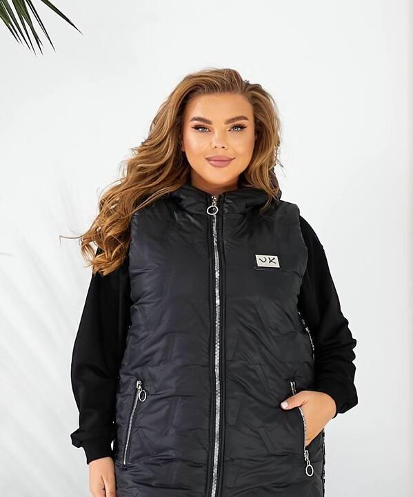 Жилетка женская из плащёвки лаке на синтепоне 150 с капюшоном и лампасами с камнями осенне зимняя